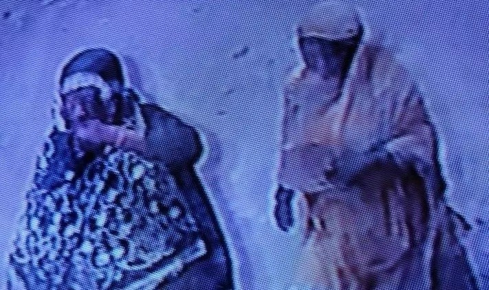 paisa-charne-mahila